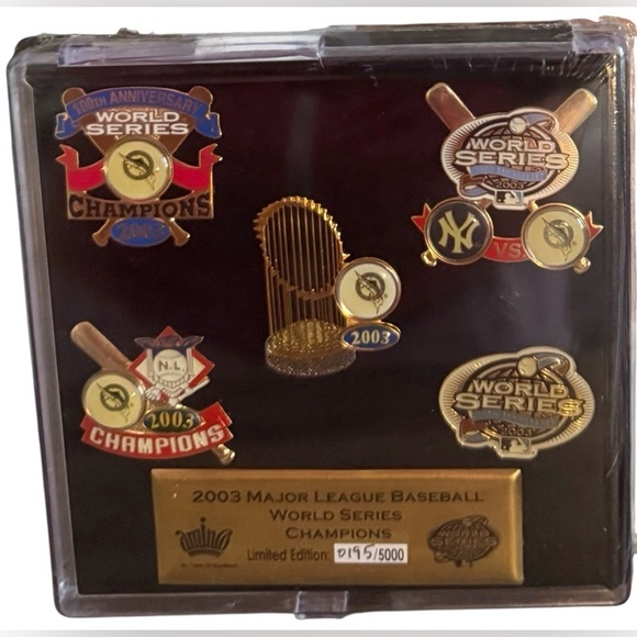 Other - NEW SEALED AMINCO 2003 WORLD SERIES CHAMPIONS PIN SET MARLINS VS YANKEES MLB